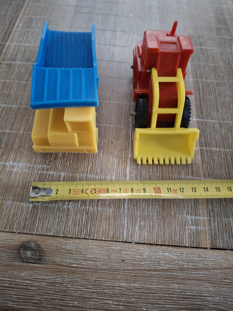 2 zacht plastic auto's .