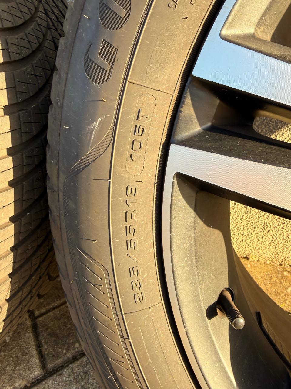 19 inch Volvo xc60 R velgen met z.g.a.n. 4seasons banden.