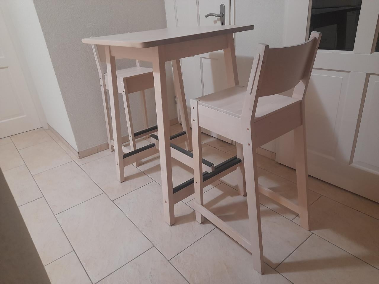 Bartafel 75 x 75 met 2 barkrukken (in goede nette staat )