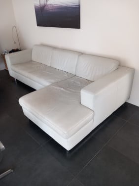 Gratis witte leren bank inclusief chais longue