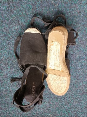 Espadrilles, zwart. Maat 40. Merk Identity. Uiteinden ‘veters’ gerafeld.