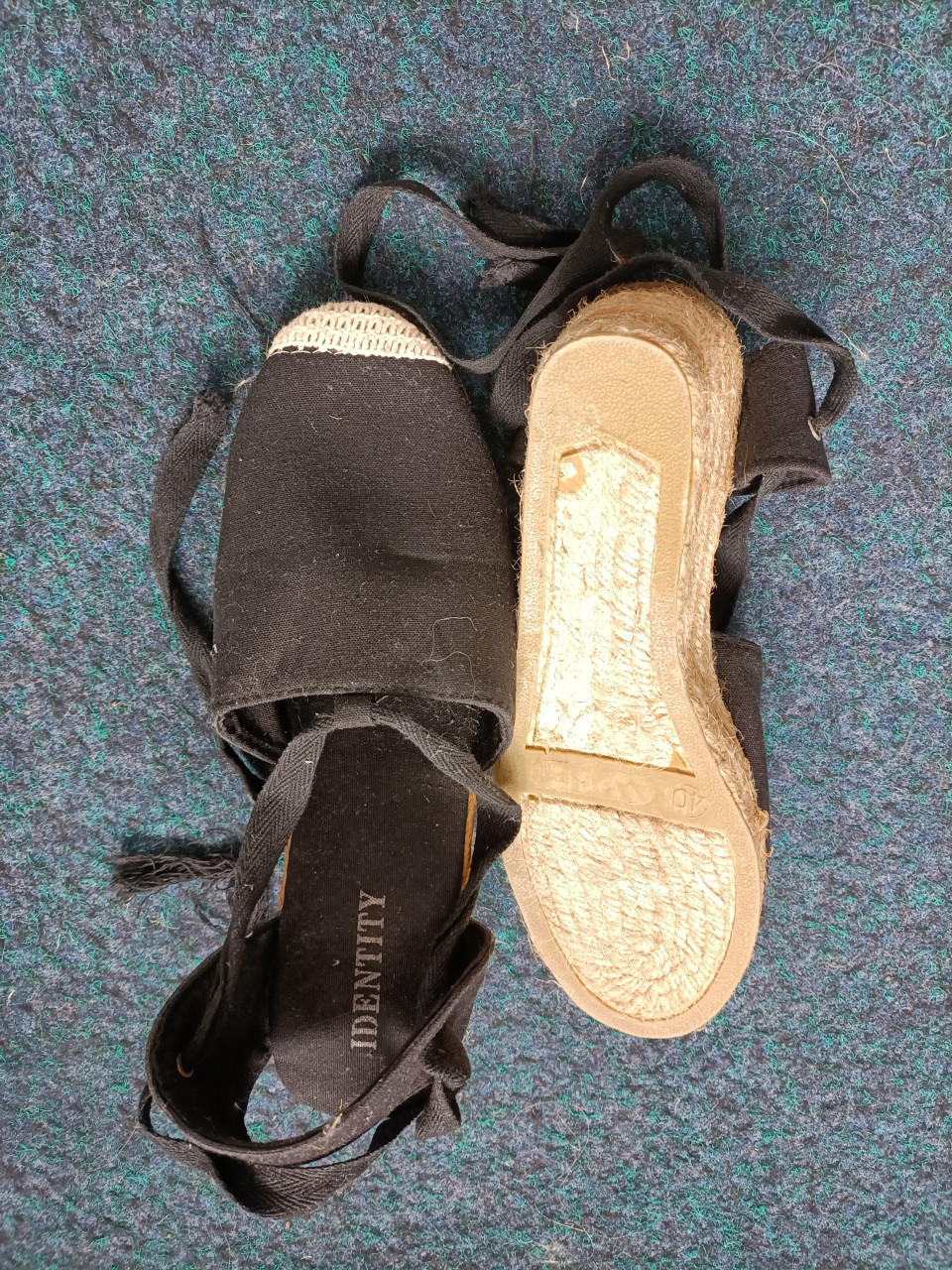 Espadrilles, zwart. Maat 40. Merk Identity. Uiteinden ‘veters’ gerafeld.