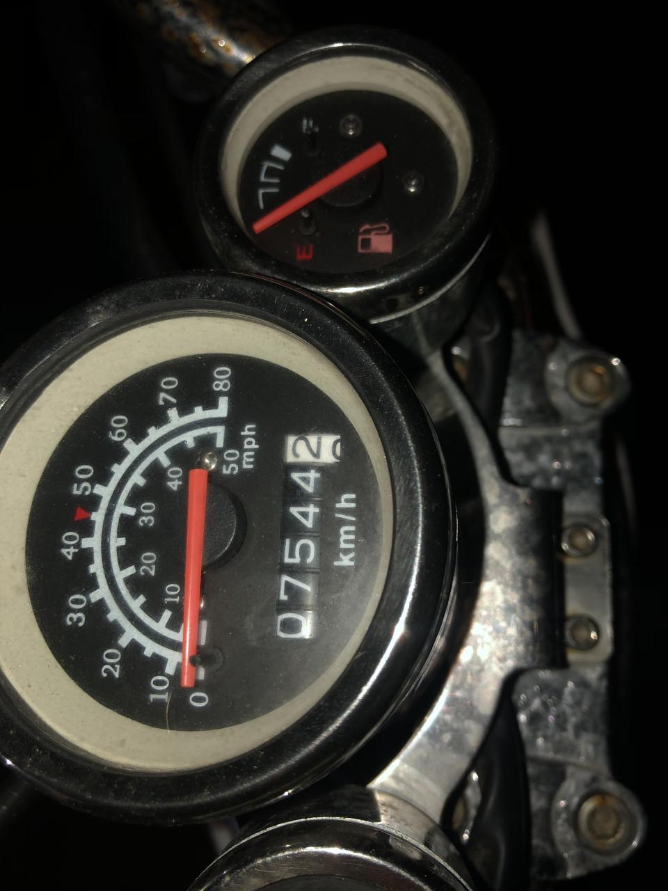 Sym allo wit (blauw kenteken snor)