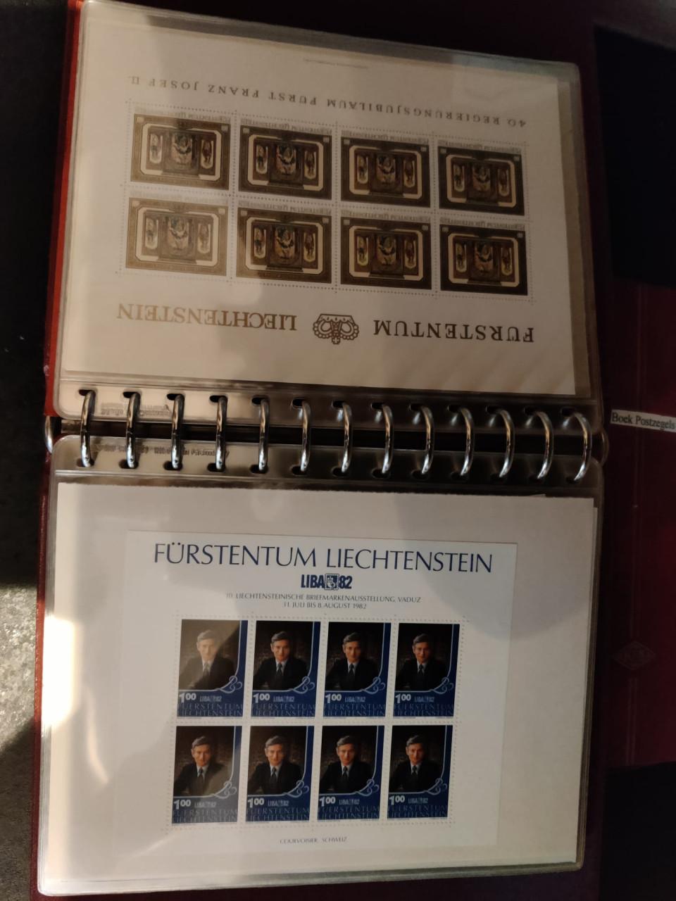 Klein mapje vol met blokken en specialiteiten Liechtenstein