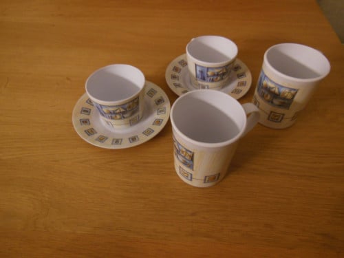 Kunstsstof mokken en kopjes