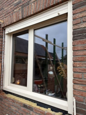 Kunstof tuindeuren en raam met kozijn  , incl rolluiken.