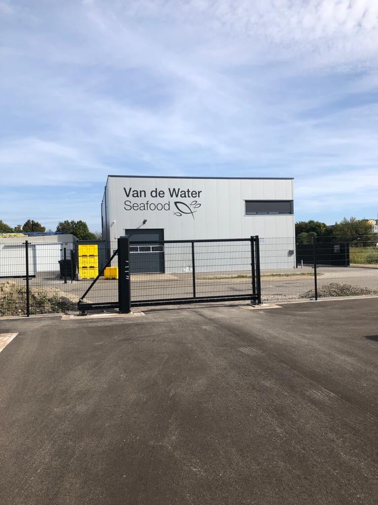 Te huur per direct grote garage / loods / opslag XXL te Yerseke