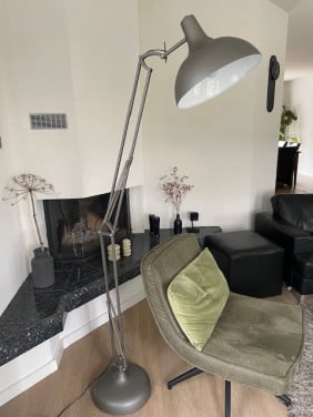 Industriële schemerlamp met dimmer en voetschakelaar.€ 30,-