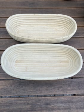 Toe koop 2 rieten deegmandjes