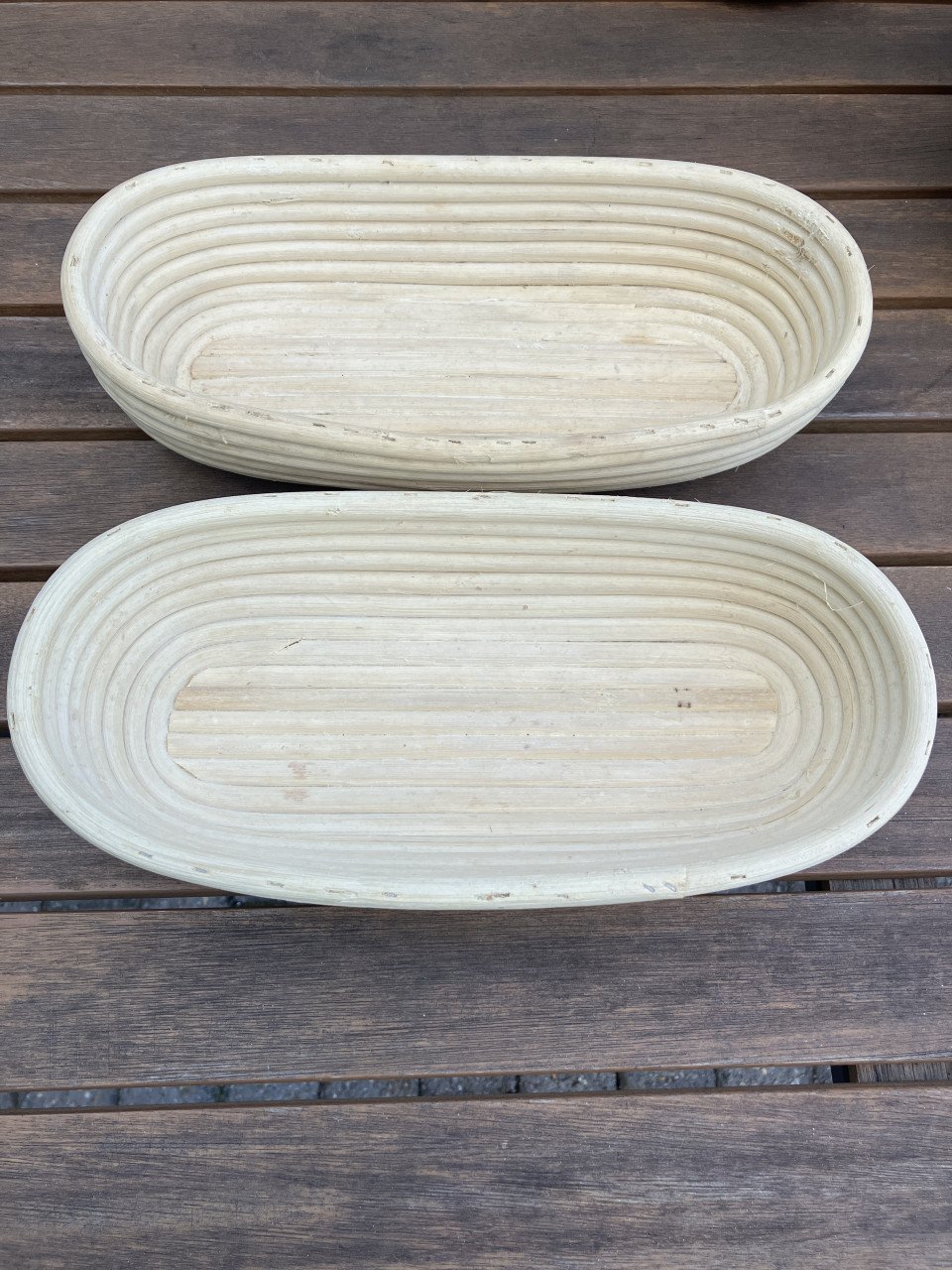 Toe koop 2 rieten deegmandjes