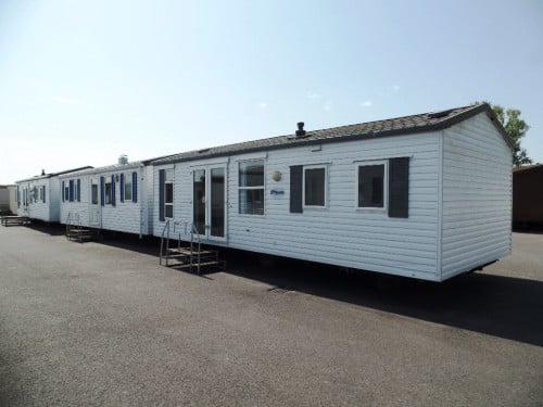 Div. chalets met middenkamers voorradig, ook in partij leverbaar tot 6 pers