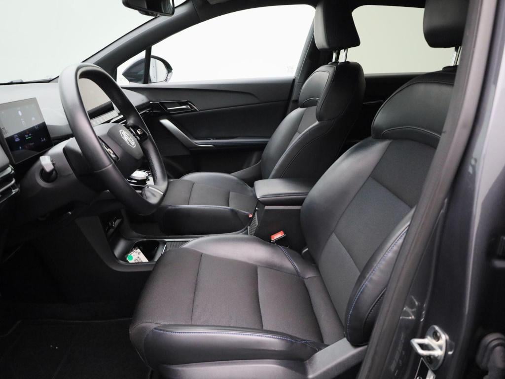 MG Mg4 64 kwh luxury | automaat | navigatie | climate control | apple carpl