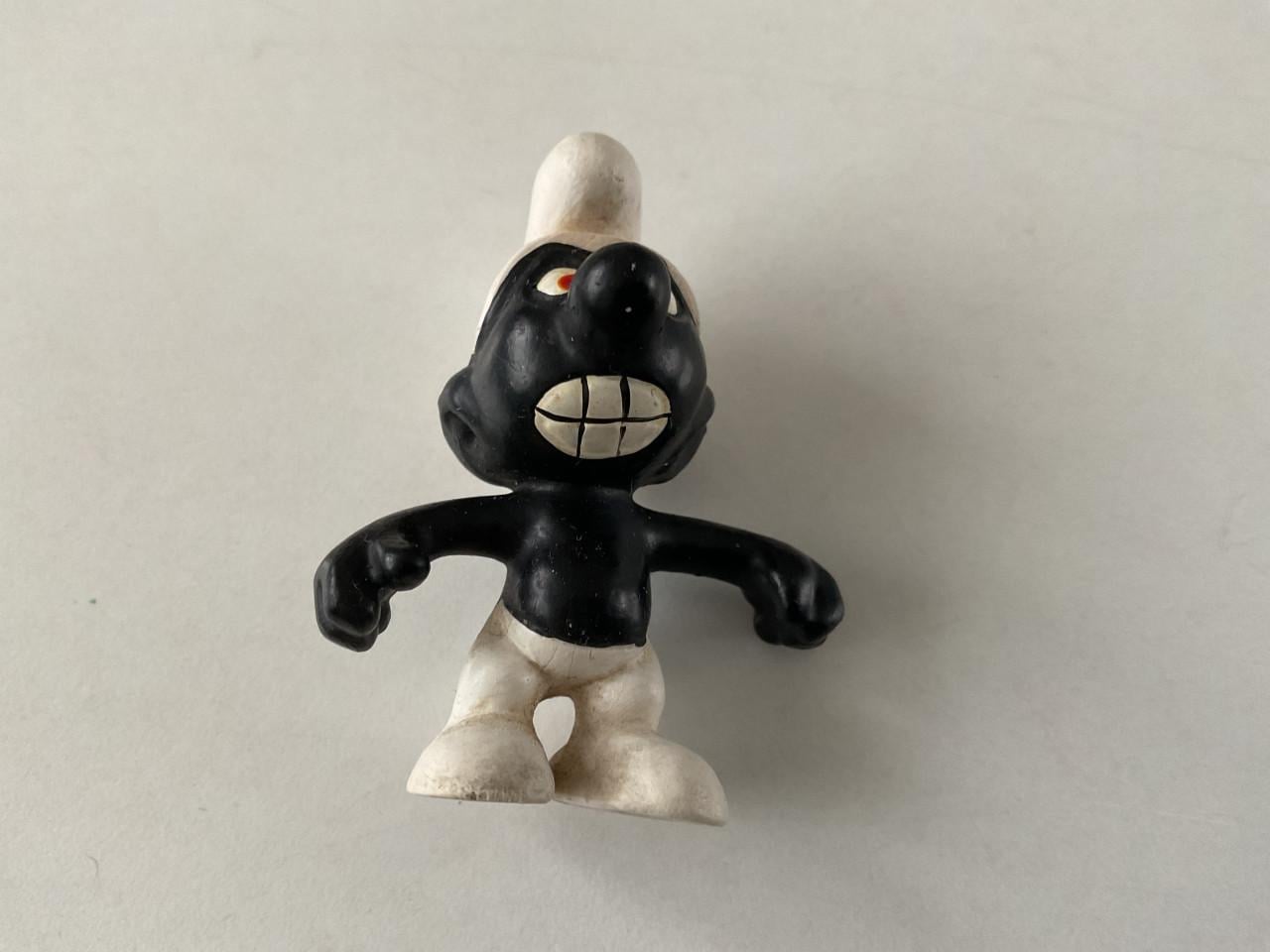 Smurf. Nr. 2.0007.   Ruimte tussen tanden zwart.     Peyo op rechter arm.