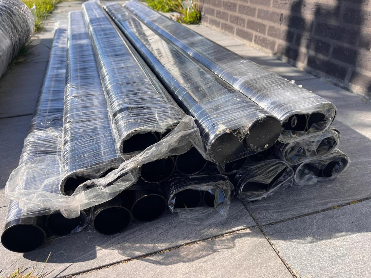 Ruim 50 meter hekwerk met dubbele poort, afsluitbaar.