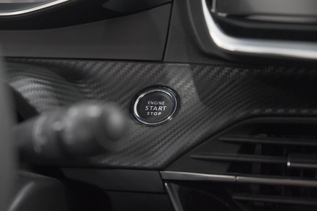 Peugeot 2008 puretech 130 pk allure pack | trekhaak | camera | adaptieve cr