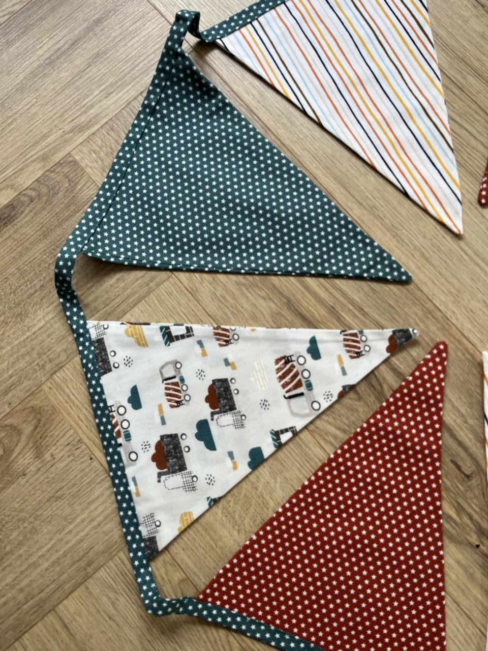 Stoffen vlaggenlijn met voertuigen bruin blauw