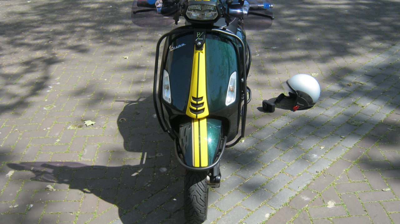 TE KOOP VESPA SPRINT MET WEINIG KM UIT DEC 2020