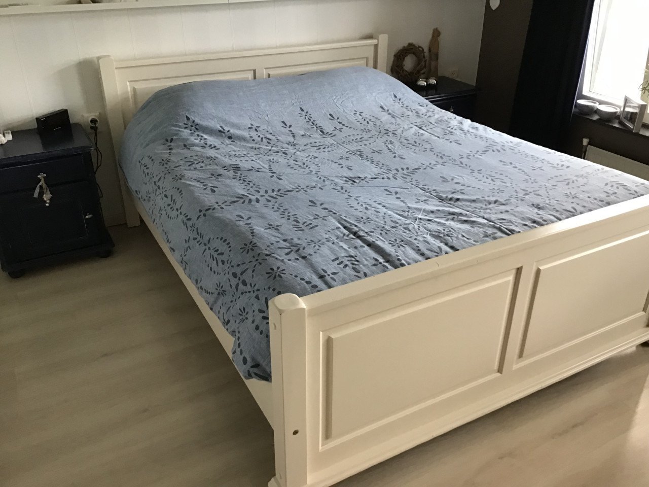 Bed + nachtkastjes