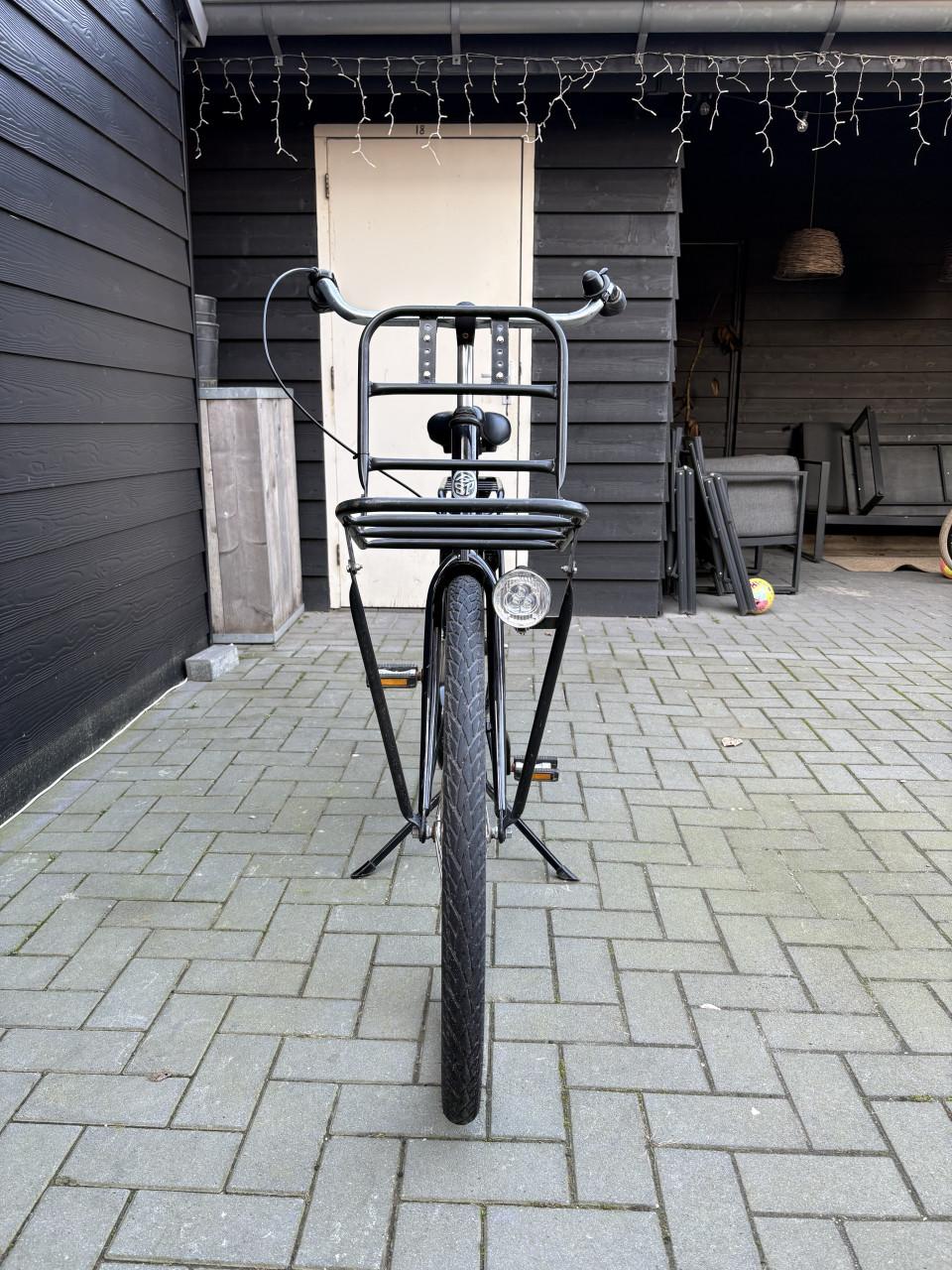Zwarte transportfiets