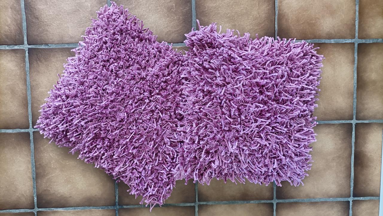 2 Leuke Fuchsia/lila kussens. Voorzijde heeft franjes. 40x40 cm.