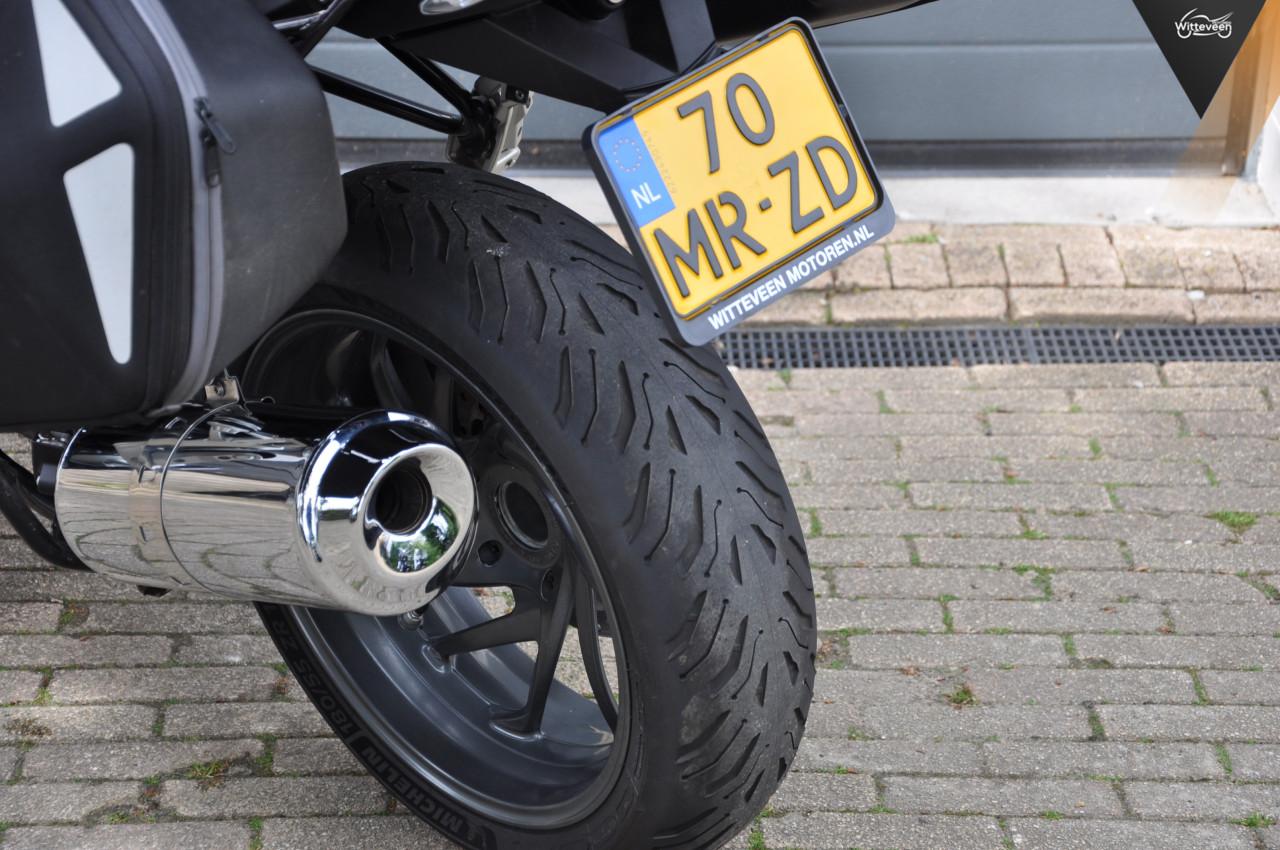 BMW R1200R 2012 met 33200 kilometers!