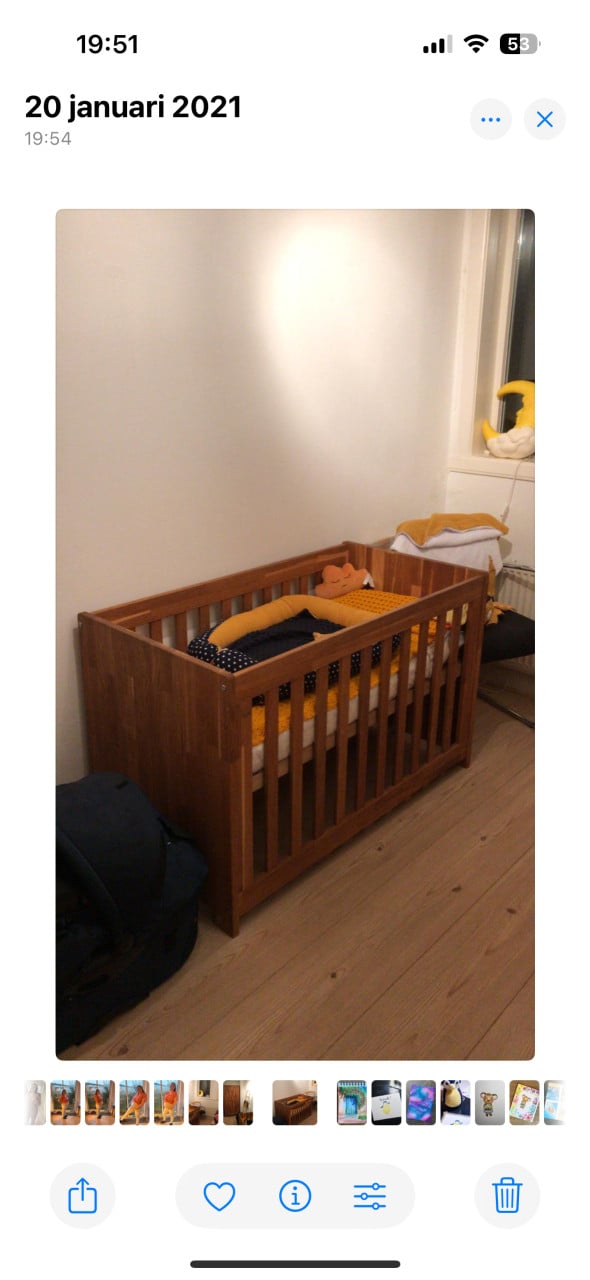 Degelijke houten Babykamer meubelset (ledikant, commode)