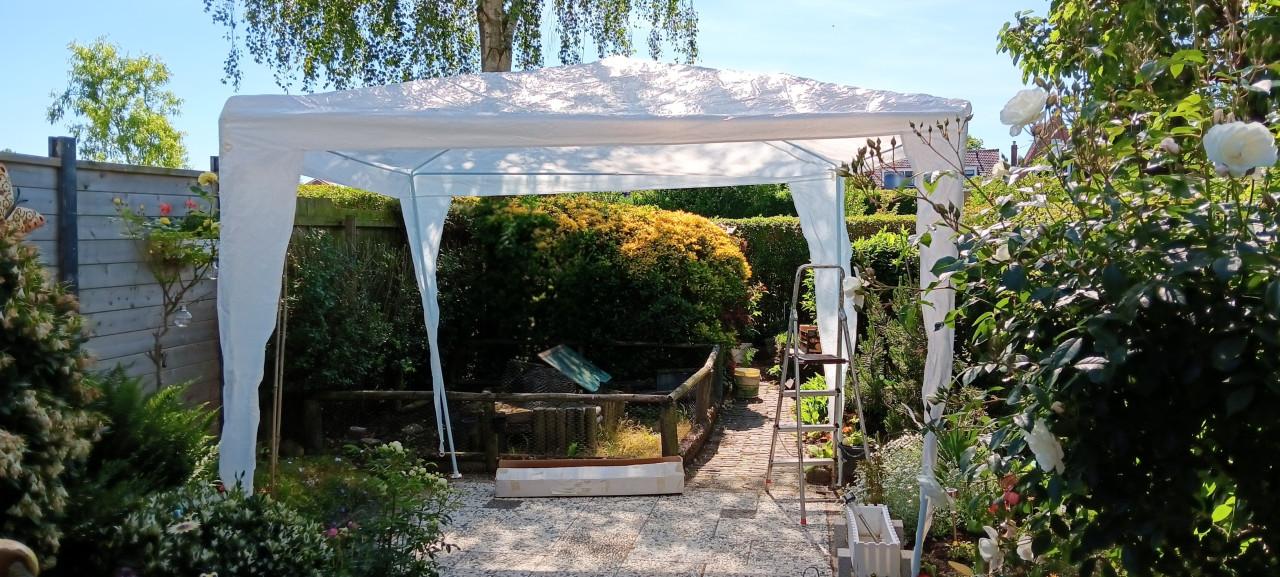 PARTY TENT