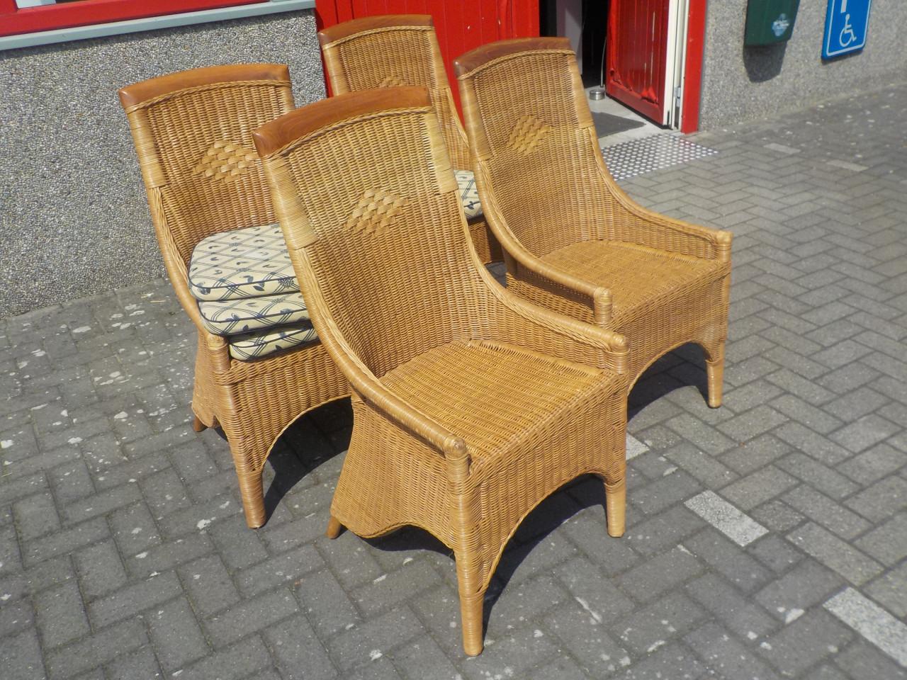 4 mooie kwaliteit rieten stoelen met kussens in zeer goede staat