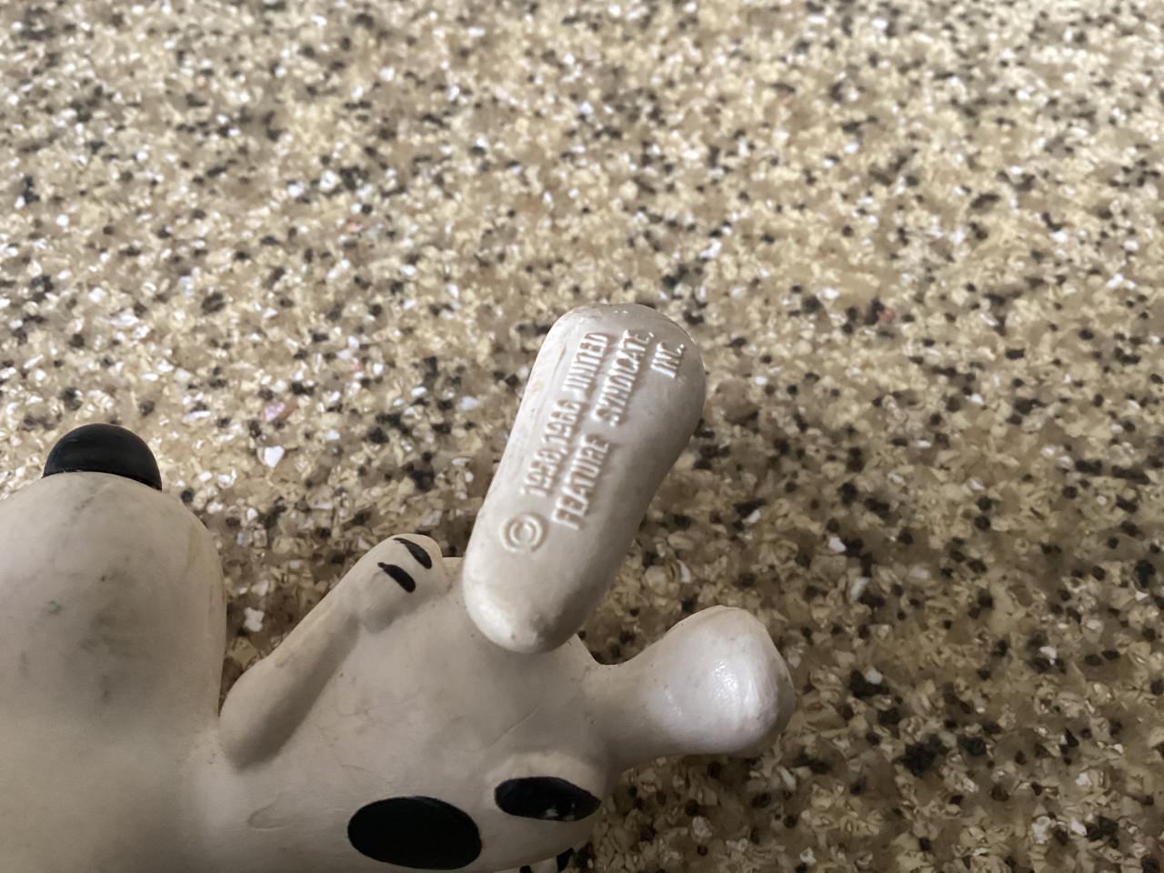 Verschillende Snoopy figuurtjes in rubber en puzzeltje in doosje. Stripboek