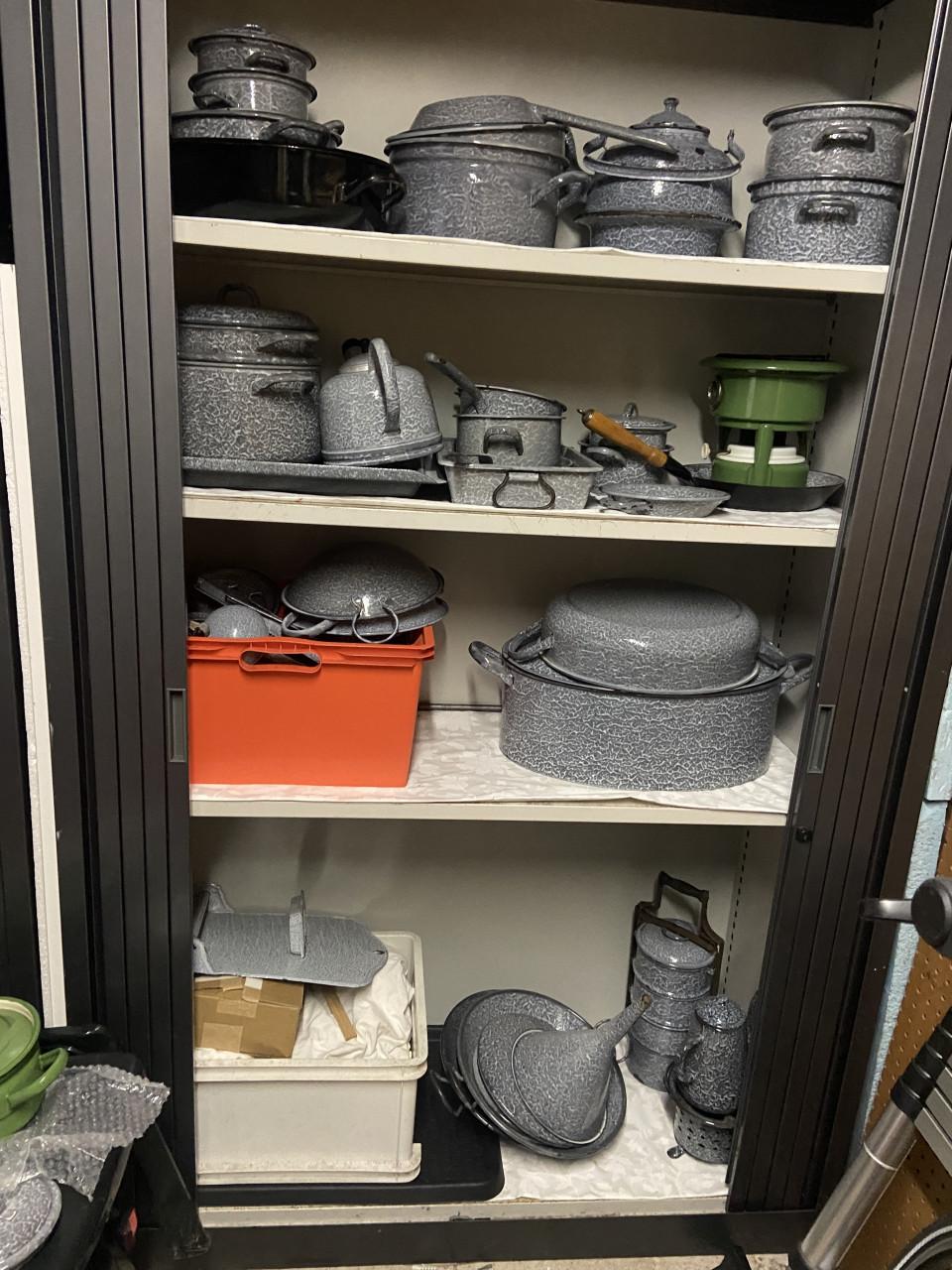 Collectie grijs gewolkte emaille pannen / vintage keukengoed.