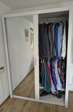 Extra hoge kledingkast