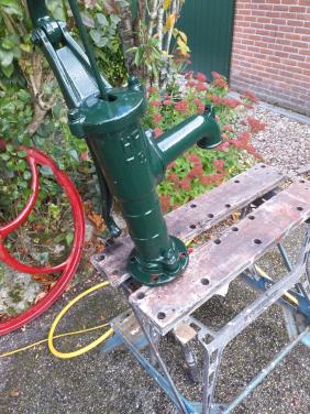 ""Antieke waterpomp ïn nog prima staat""
