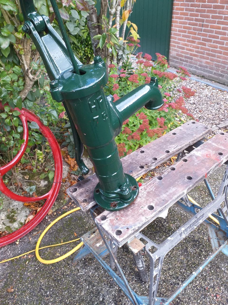 ""Antieke waterpomp ïn nog prima staat""