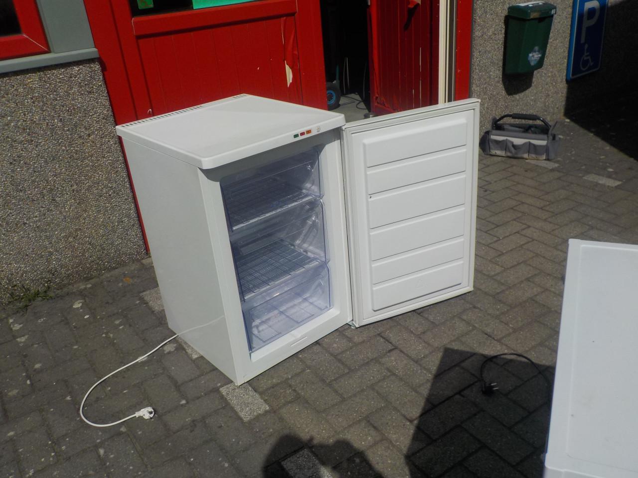 Tafelmodel zanussi diepvries met 3 laden in zeer goede staat
