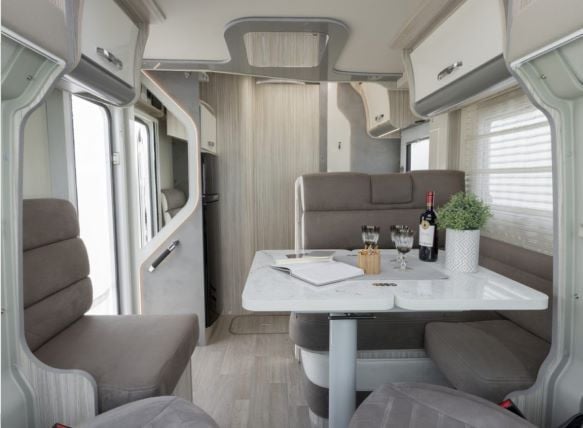 TE KOOP: Prachtige half-integraal camper, als nieuw!