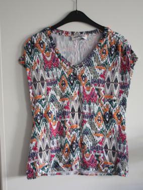 Shirt met v-hals en kleuren print  maat s
