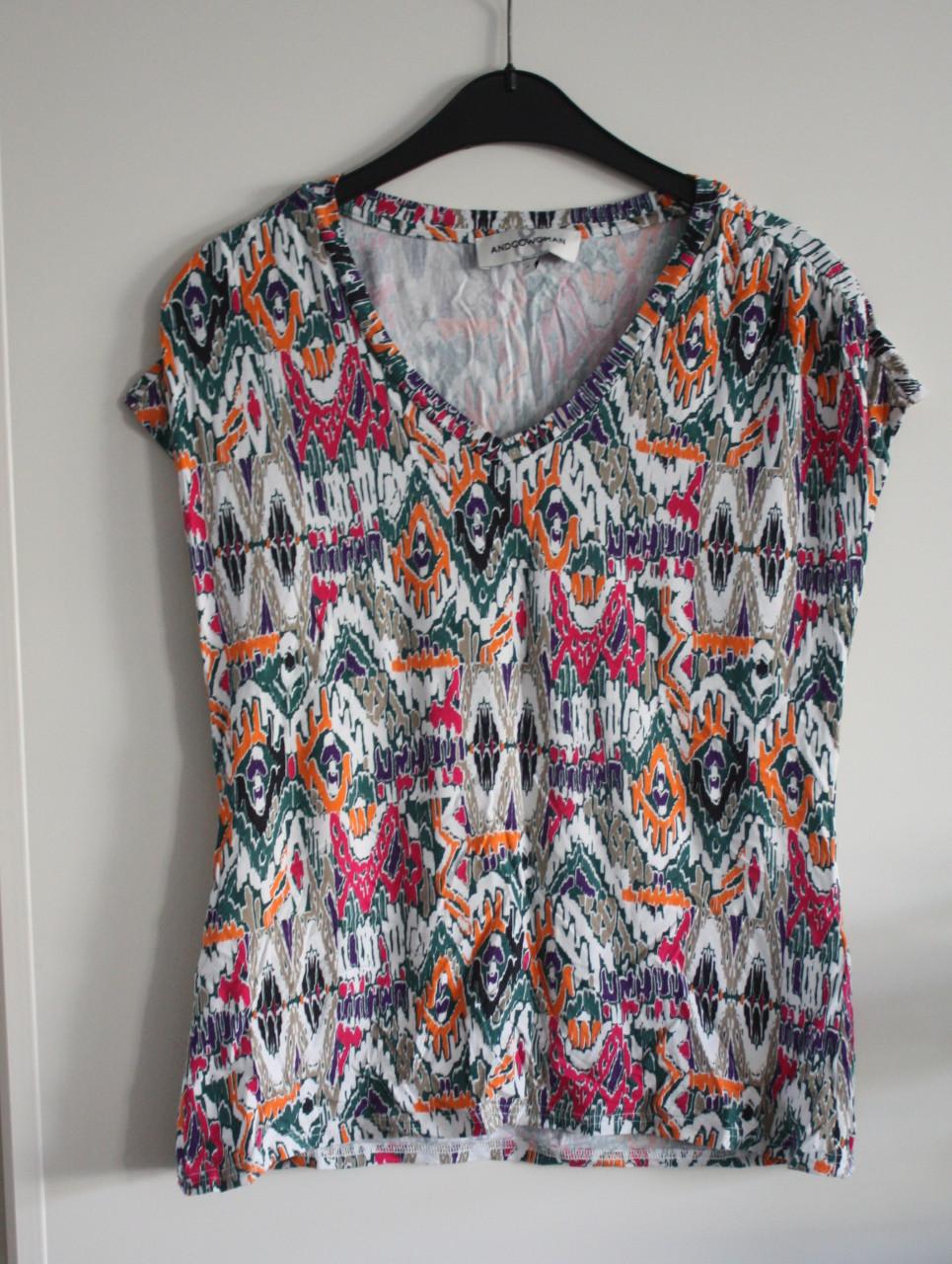 Shirt met v-hals en kleuren print  maat s