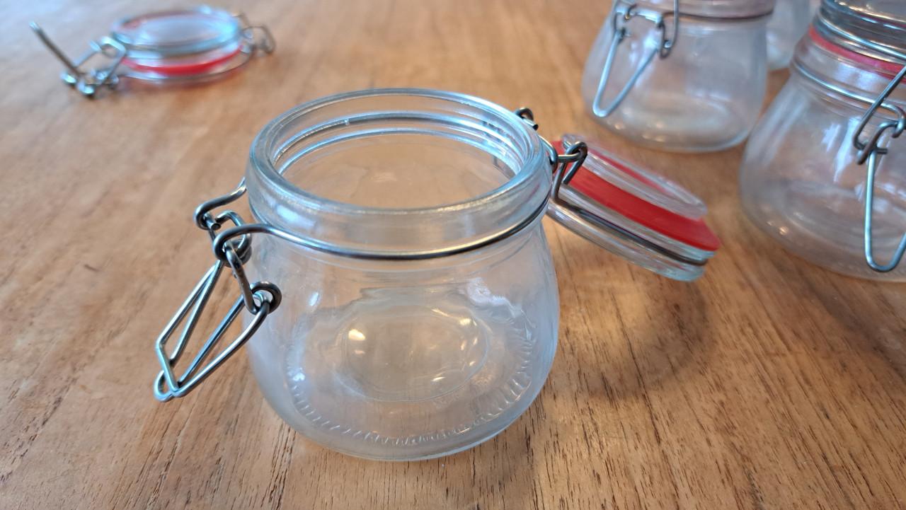 Set van 11 kleine weckpotjes met klembeugel