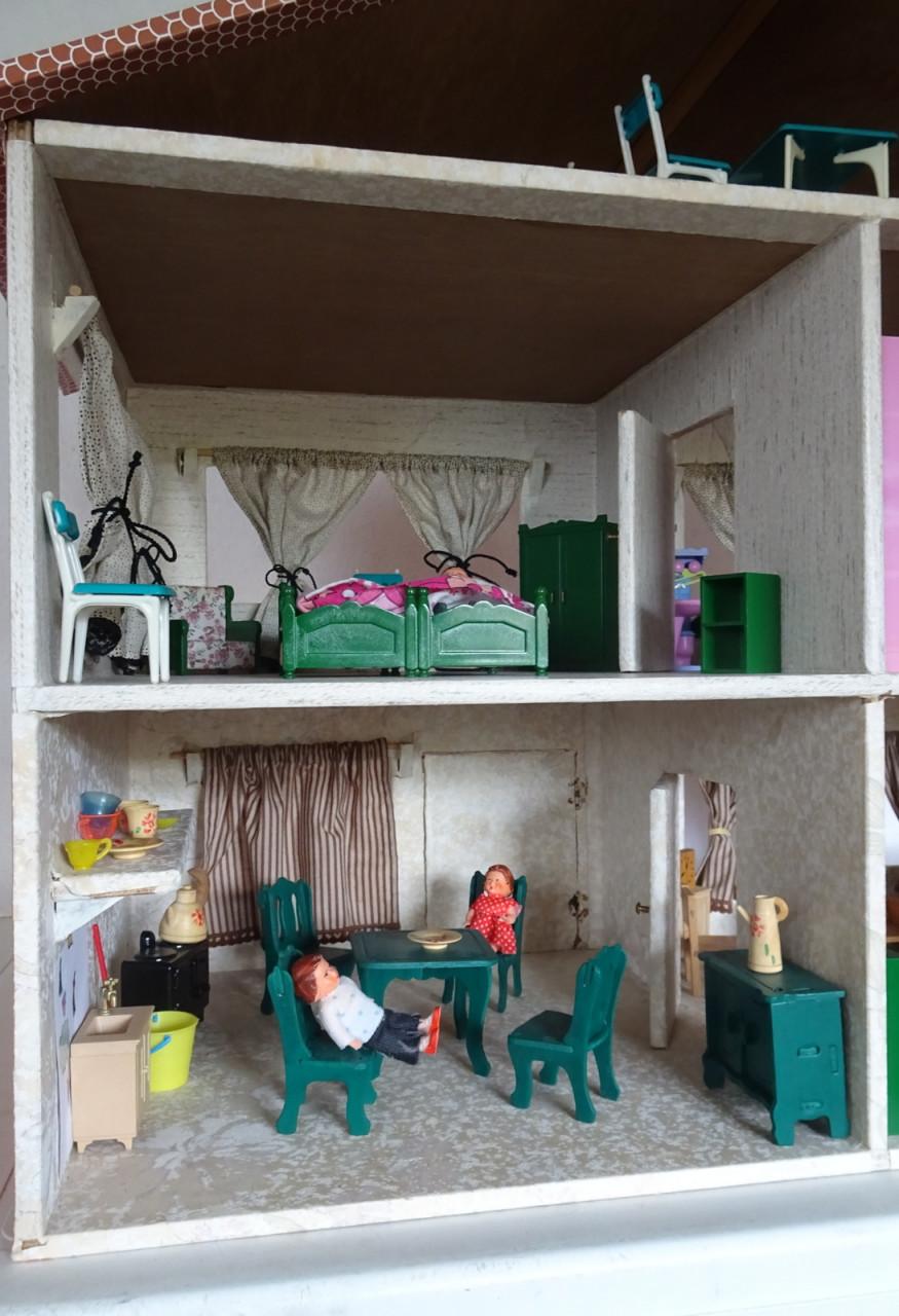 Poppenhuis met inrichting