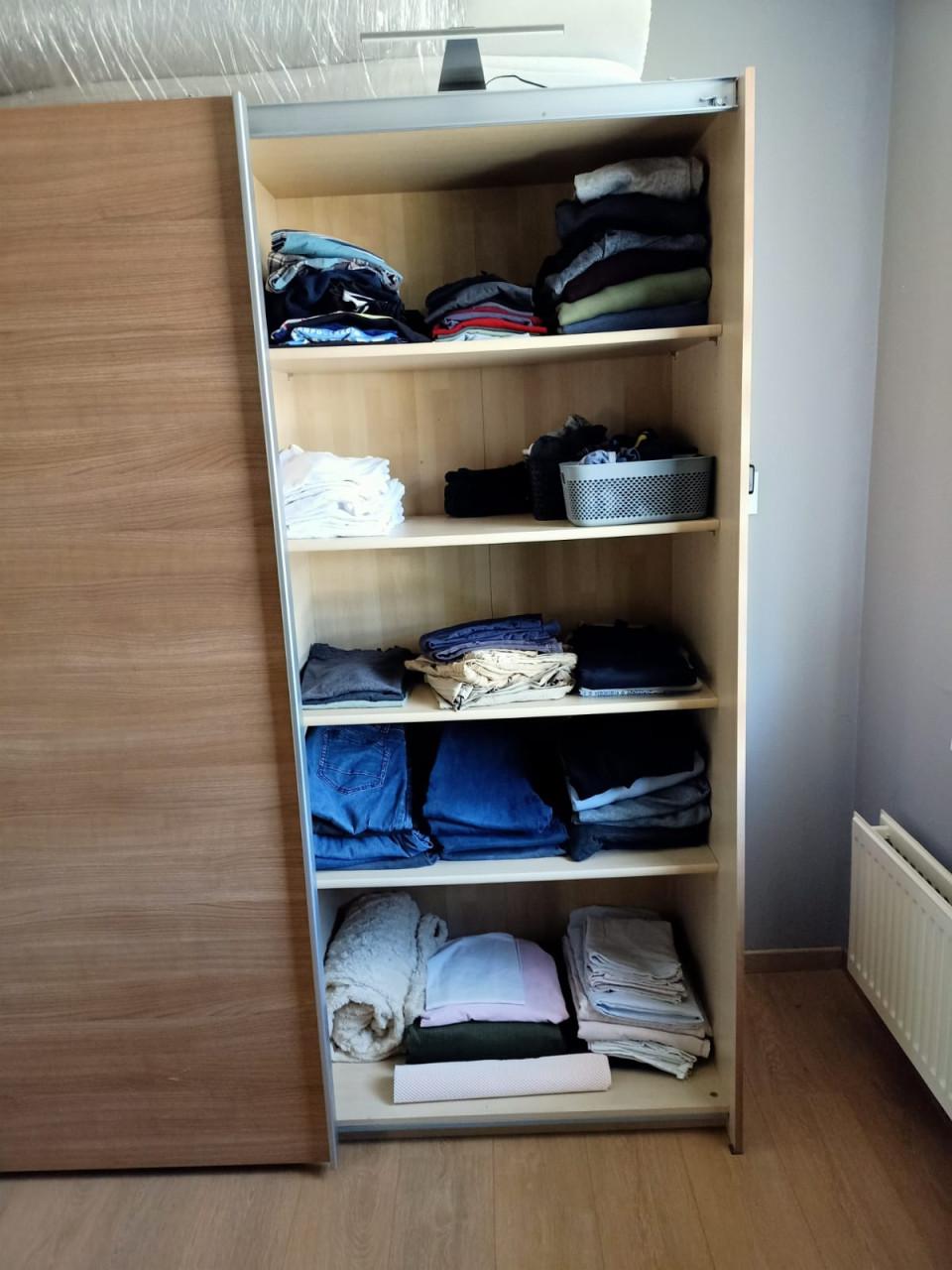 Kledingkast met schuifdeuren