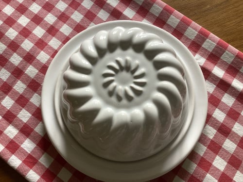 Gave puddingvorm met onderbord