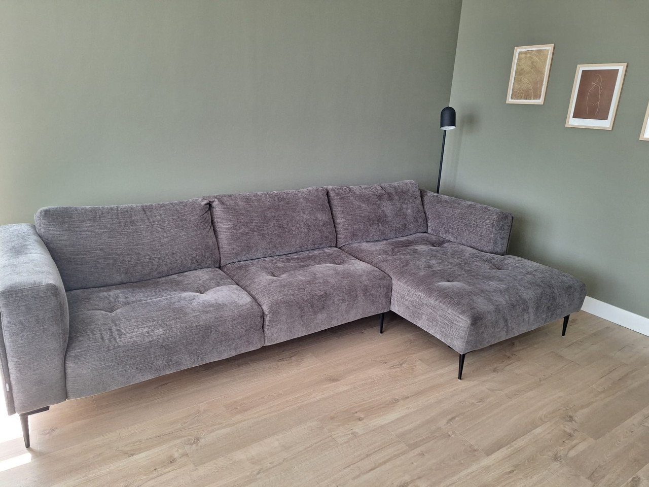 Mooie grijze bank met chaise longue van merk Bellus (model Nice)