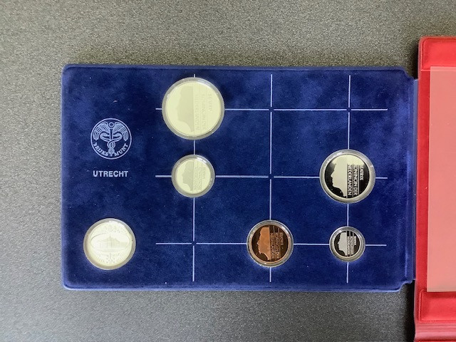 Nederland , Proofsets 1983 t/m 1987 met zilveren jaarpenning.