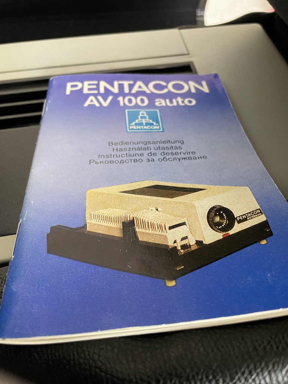 Pentacon 100 diaprojector met tas en tafel