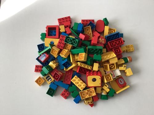 Lego. Duplo.     Verschillende stenen in maten en kleuren.
