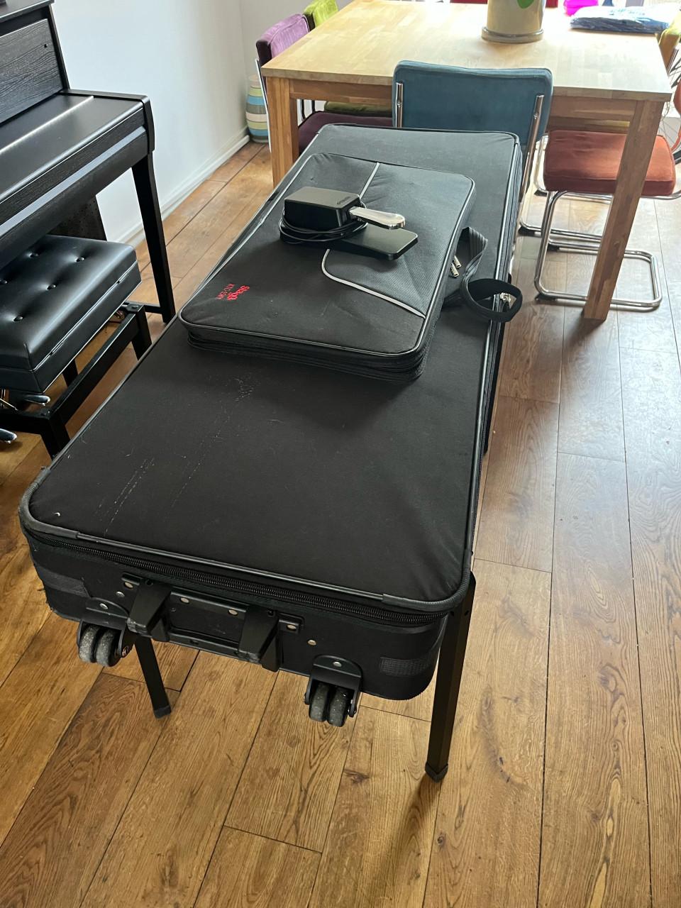 Yamaha CP300 - Zeer netjes - met case en standaard