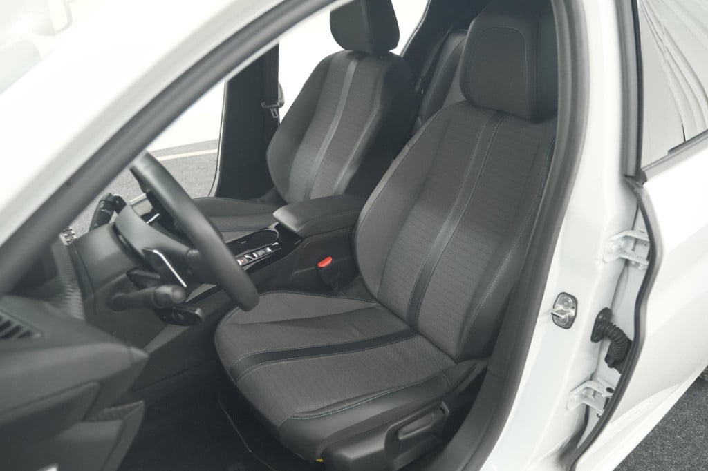 Peugeot 208 puretech 100 eat8 allure pack | camera | navigatie | apple carp