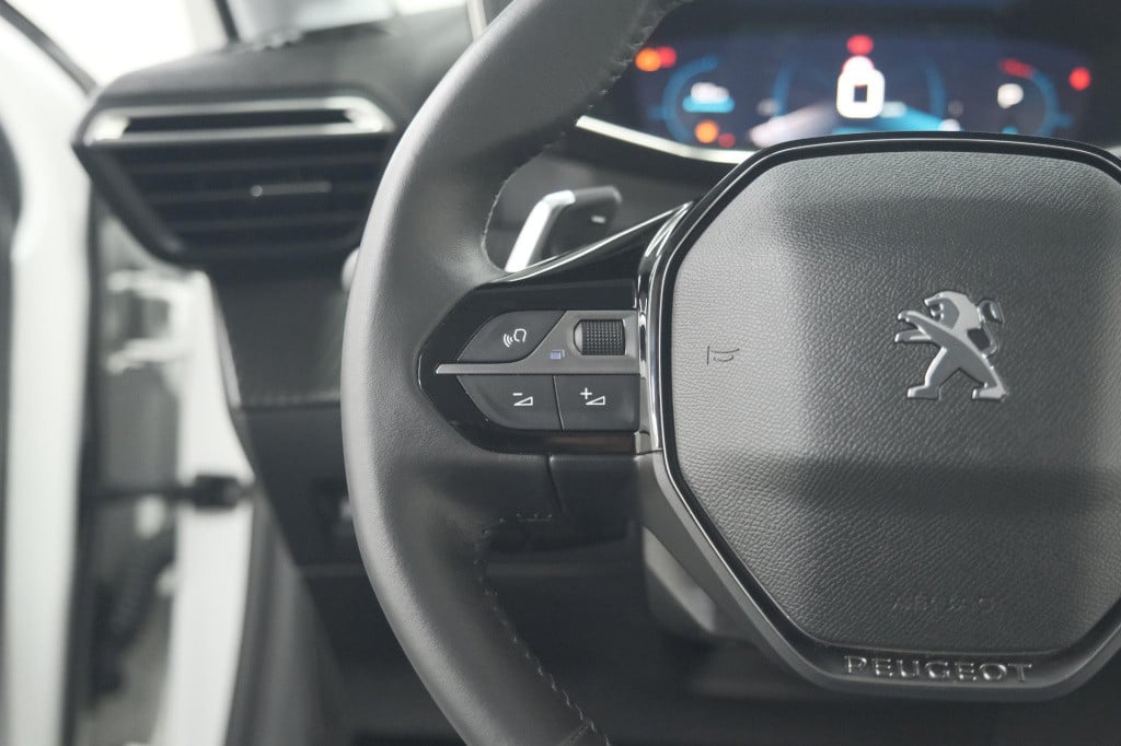 Peugeot 208 puretech 100 eat8 allure pack | camera | navigatie | apple carp