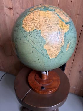 Grote Oude wereldbol met verlichting