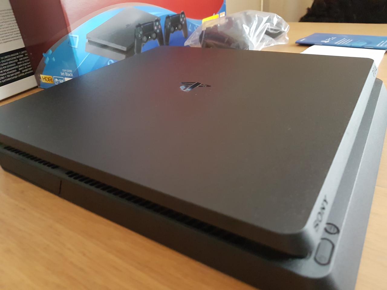PS4 Slim 1TB + Controller + 8 spellen